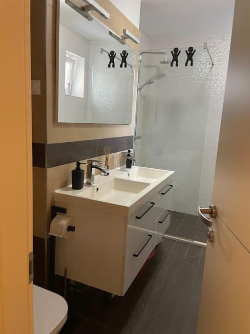 Marella Bacvice Beach Apartment Split Bagian luar foto